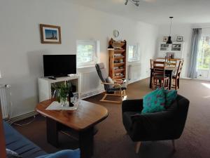 Televiisor ja/või meelelahutuskeskus majutusasutuses Ferienhaus Auf Zwei Etagen Mit Gartennutzung +16 fotot