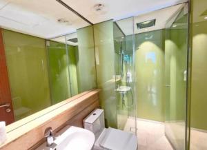 Ένα μπάνιο στο Sky Suites Klcc By KD STAR Luxury Suites +49 φωτογραφίες