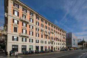 ein großes Gebäude am Straßenrand in der Unterkunft EFFE 9 FLAMINIO Guest House in Rome-Vatican City in Rom