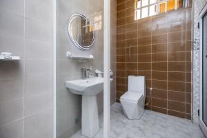 Ένα μπάνιο στο Résidence Confort trois Appartements huit Voyageurs à Baguida +12 φωτογραφίες