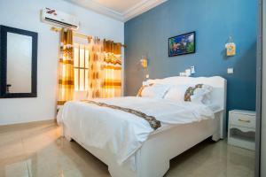 Ένα ή περισσότερα κρεβάτια σε δωμάτιο στο Résidence Confort trois Appartements huit Voyageurs à Baguida