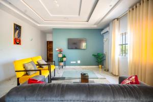 Χώρος καθιστικού στο Résidence Confort trois Appartements huit Voyageurs à Baguida