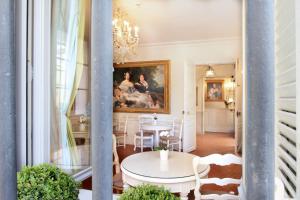 a room with a table and a painting on the wall at Les Quatre Dauphins in Aix-en-Provence
