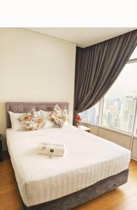 Ένα ή περισσότερα κρεβάτια σε δωμάτιο στο Sky Suites Klcc By KD STAR Luxury Suites