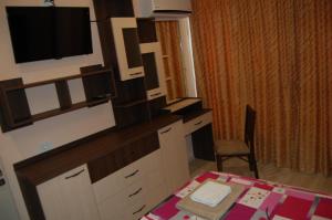 Μια τηλεόραση ή/και κέντρο ψυχαγωγίας στο Luxury Apartment Neptune Center +5 φωτογραφίες