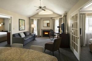 un soggiorno con divano e camino di Residence Inn Pleasant Hill Concord a Pleasant Hill