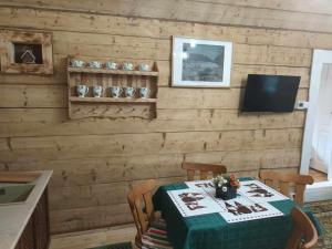 a dining room with a table and chairs at Willa Konradówka - apartamenty Dębowy, Klonowy, Kosówka, Limba i Brzozowy in Zakopane