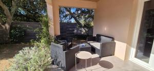 菲加里Elsanais的带两把椅子、一张桌子和一个烤架的露台