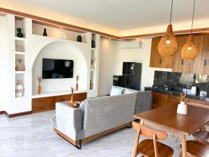 TV a/nebo společenská místnost v ubytování Karang Padma Villas