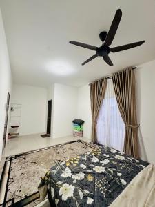 a bedroom with a ceiling fan and a bed at Embun Homestay Puchong SemiD 1-10Pax 6-7CarPark in Puchong