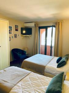 a hotel room with two beds and a window at Studio avec piscine in Sisco