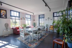 a living room with a white table and chairs at De Westhoek in Drunen