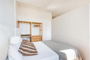 ポルトにあるHey Apartments Cのベッドと窓のある寝室