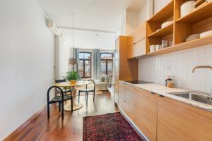 ポルトにあるHey Apartments Cのキッチン(テーブル、シンク付)