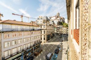 ポルトにあるHey Apartments Cの建物や車が並ぶ街並み