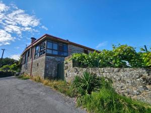 a brick house on the side of a road at Casa Otíxo in Lamamá
