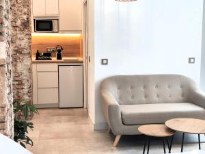 a living room with a couch and a table at La estación in Málaga