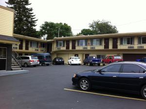 um parque de estacionamento em frente a um hotel em Economy Inn em Portland