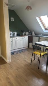 Kuchyň nebo kuchyňský kout v ubytování Private apartment Postcode P12 TR59