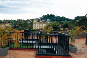 - un balcon noir avec vue sur la ville dans l'établissement Ritah Rentals, à Kampala