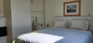 una camera da letto con un letto e un quadro sul muro di Zeepieper a Bredene