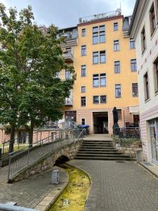 德累斯顿Ferienwohnung für kleine und große Reisegruppe的建筑物前有楼梯的建筑物