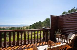 - une terrasse en bois avec 2 chaises et une table dans l'établissement Guided Tour of Belhar South Africa, à Belhar