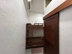 Palanda nebo palandy na pokoji v ubytování FIN Street Hostel