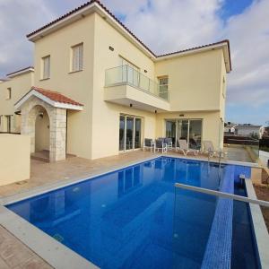 Πισίνα στο ή κοντά στο H&O Miki's Seaview House