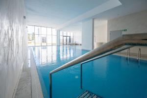 Bazén v ubytovaní Navango Apartament z widokiem na morze alebo v jeho blízkosti