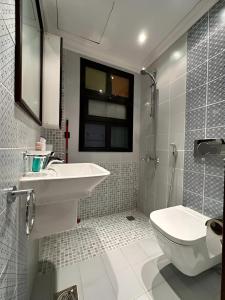 メッカにあるZ Residence by Dayf - Self-Service Apartmentsの洗面台とトイレ付きのバスルーム +21枚の写真