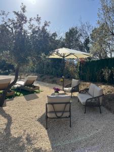 Zahrada ubytování L'AMANDERAIE PISCINE PRIVEE à côté de LOURMARIN LUBERON