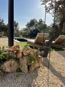 Zahrada ubytování L'AMANDERAIE PISCINE PRIVEE à côté de LOURMARIN LUBERON