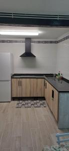 eine leere Küche mit Spüle und Kühlschrank in der Unterkunft Duplex Acogedor en Areatza, cerca del Parque Gorbea in Areatza