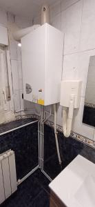 ein Bad mit einem Waschbecken und einem Telefon in der Unterkunft Duplex Acogedor en Areatza, cerca del Parque Gorbea in Areatza