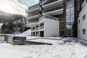 Les ChavantsThe Bear - Sauna Piscine - Face au Kandahar的雪地中的一座建筑,有雪地覆盖