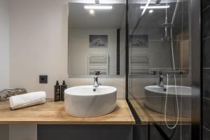 Les ChavantsThe Bear - Sauna Piscine - Face au Kandahar的带白色水槽和淋浴的浴室 更多22张照片