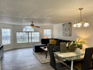 una sala de estar con un sofá y una mesa en Grand Superior 3BR Condo Apartment Near Disney Parks, en Kissimmee 16 fotos más