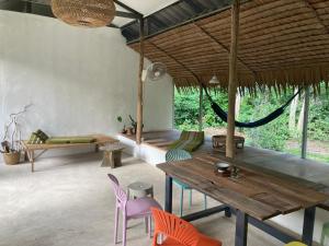 a room with a hammock and a table and chairs at Bann Seamé in Ban Khlong Kloi
