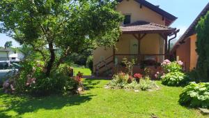 a garden in front of a house at Kuća za odmor Una in Dvor