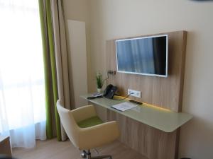 Televiisor ja/või meelelahutuskeskus majutusasutuses DLRG Tagungszentrum Hotel Delphin