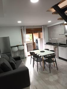 a living room with a couch and a table with chairs at Él Rincón de los Sueños A in Vegadecabo