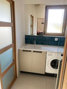 a kitchen with a sink and a washing machine at Gîte lumineux avec jardin, vue sur Peyrepertuse in Rouffiac-des-Corbières