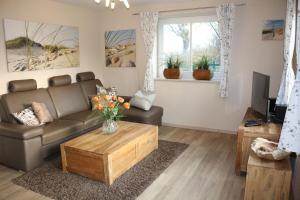 ein Wohnzimmer mit einer Couch und einem Couchtisch in der Unterkunft Inselidylle Villa Saltkrokan in Fehmarn
