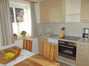 eine Küche mit einer Schale Obst auf einem Tisch in der Unterkunft Inselidylle Villa Saltkrokan in Fehmarn