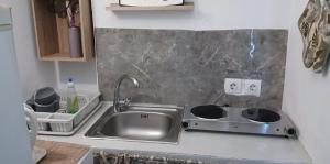 フィラにあるSPILIOTICA HOSPITALITY Central Apartments Firaの- キッチンカウンター(シンク、シンク付) +55枚の写真