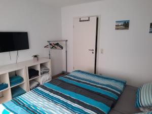 Ein Bett oder Betten in einem Zimmer der Unterkunft Dörrs vacation home with pool and garden