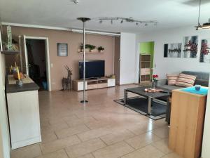 Ein Sitzbereich in der Unterkunft Dörrs vacation home with pool and garden