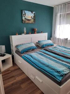 ein Schlafzimmer mit einem großen Bett mit blauen Wänden in der Unterkunft Dörrs vacation home with pool and garden in Weißbach