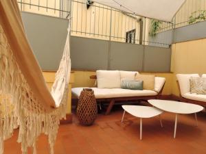 A seating area at Stunning Apt 5min Walk to Duomo